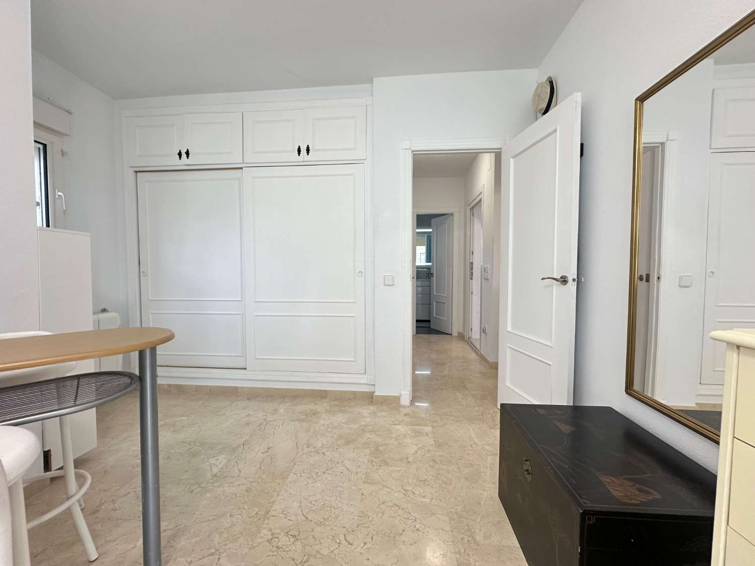 Exclusivo chalet independiente en parcela de 400 m² con piscina privada, apartamento independiente y vistas al mar