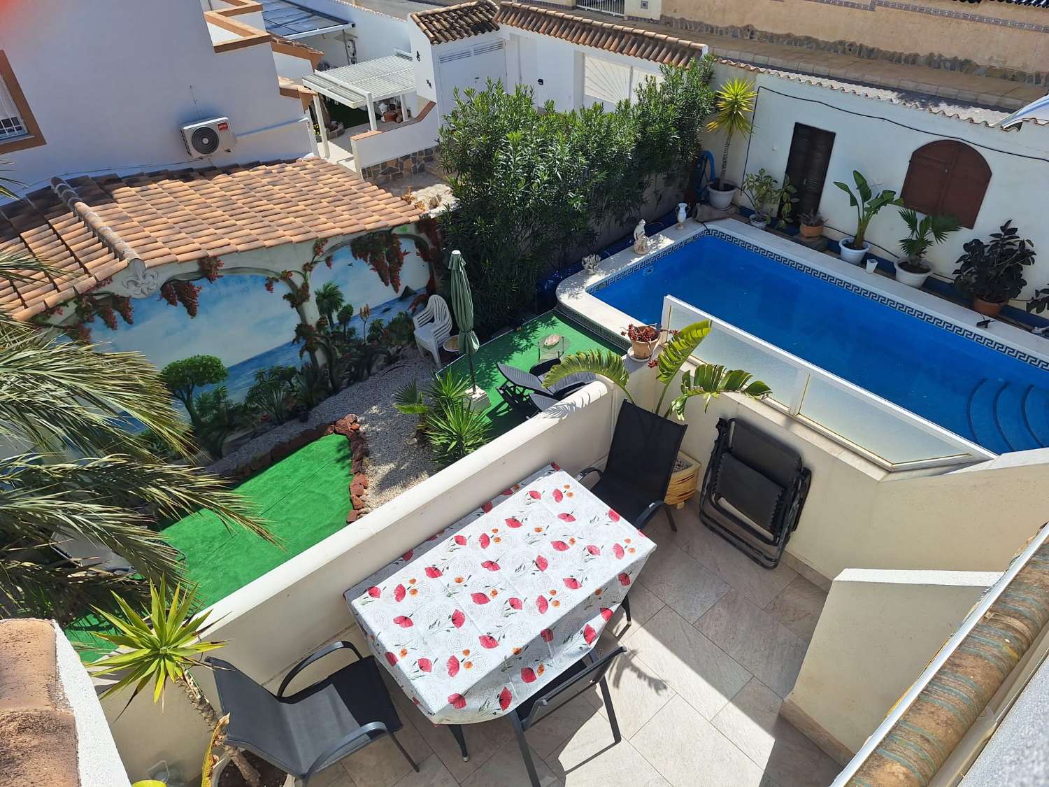 Exclusivo chalet independiente en parcela de 400 m² con piscina privada, apartamento independiente y vistas al mar