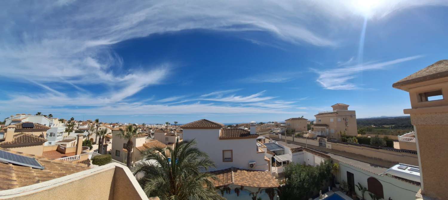 Exclusivo chalet independiente en parcela de 400 m² con piscina privada, apartamento independiente y vistas al mar