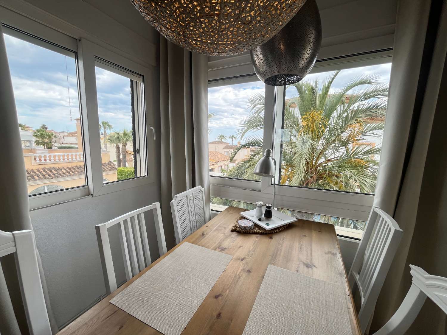 Exclusivo chalet independiente en parcela de 400 m² con piscina privada, apartamento independiente y vistas al mar