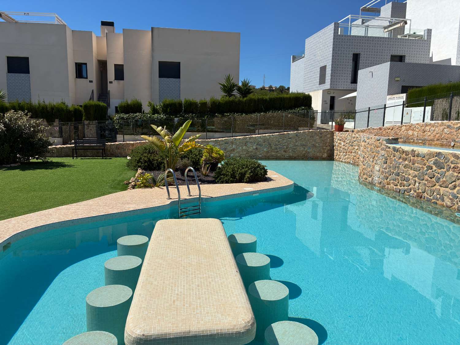 Nuevo apartamento de 3 habitaciones y 2 baños en San Miguel de Salinas