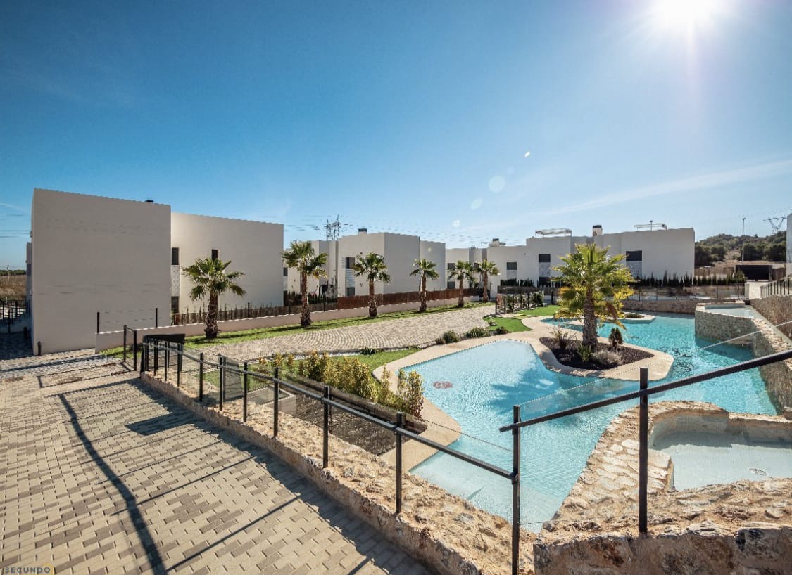 Nuevo apartamento de 3 habitaciones y 2 baños en San Miguel de Salinas