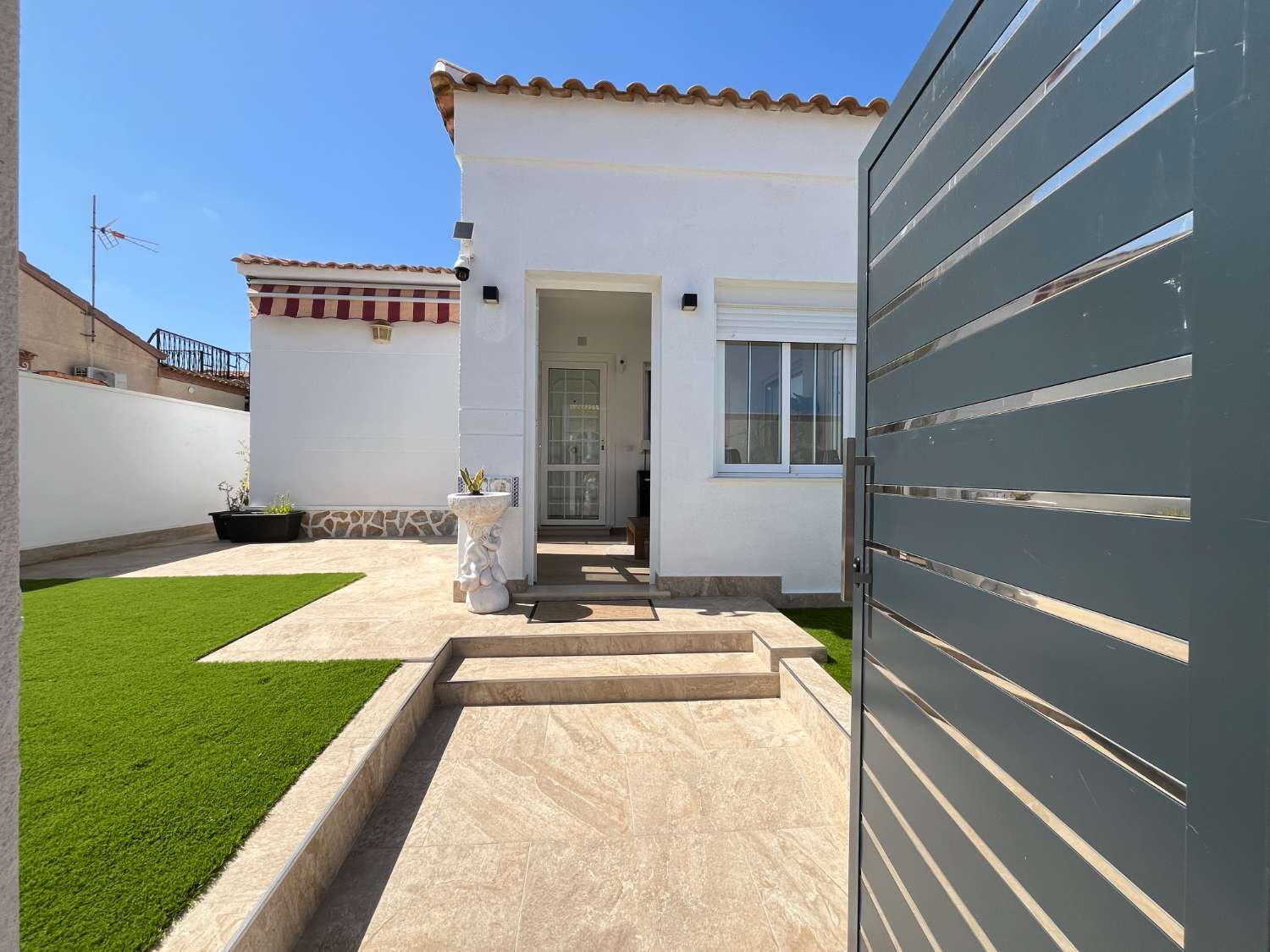 Chalet independiente de 3 dormitorios con garaje cerrado