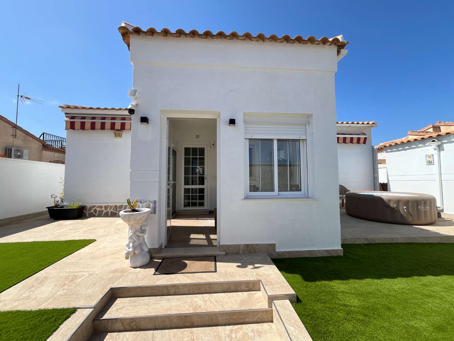 Chalet independiente de 3 dormitorios con garaje cerrado