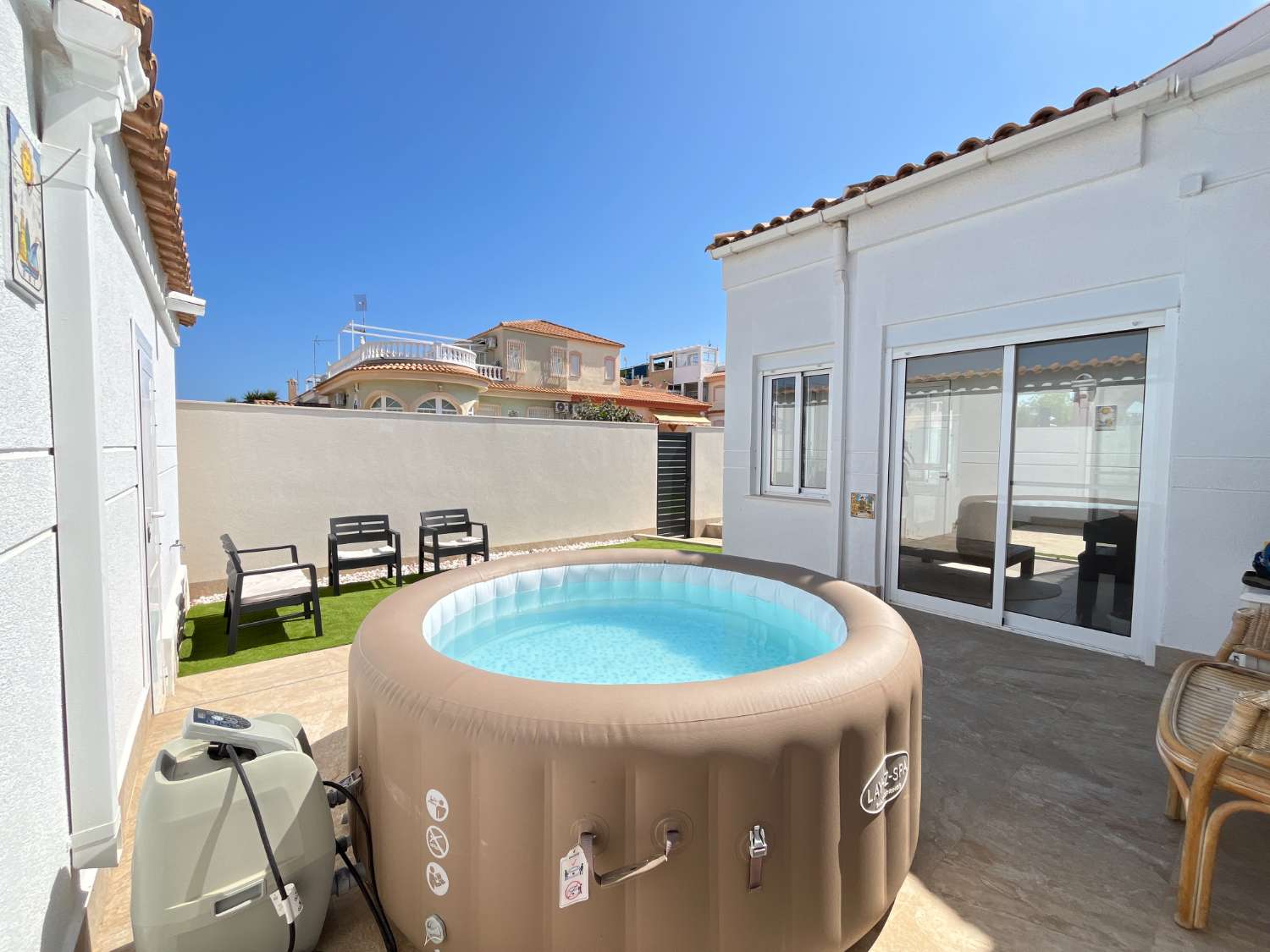 Chalet independiente de 3 dormitorios con garaje cerrado