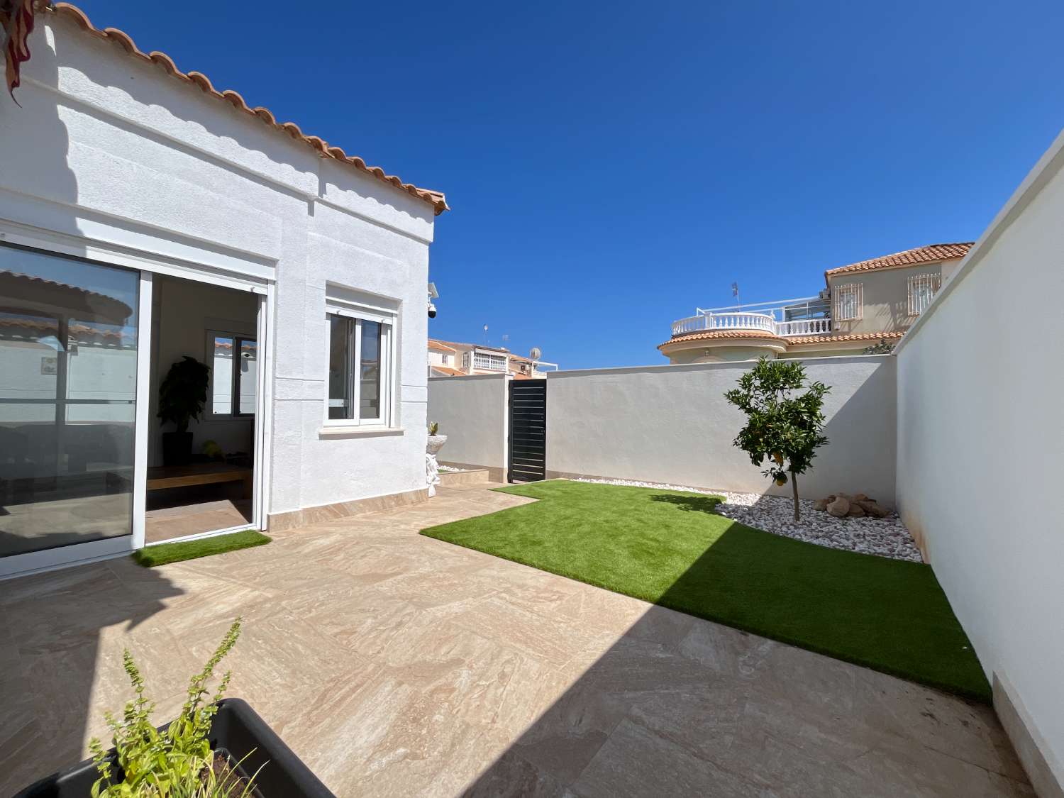 Chalet independiente de 3 dormitorios con garaje cerrado