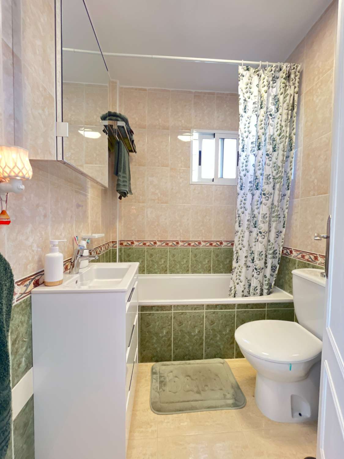 Apartamento de 2 habitaciones en la planta alta en Playa Flamenca