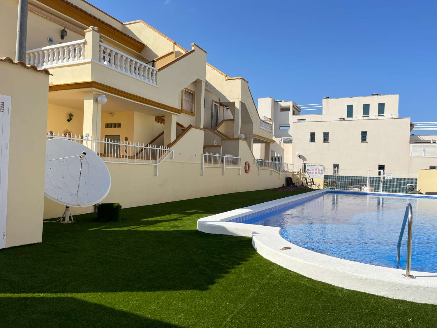 Apartamento de 2 habitaciones en la planta alta en Playa Flamenca