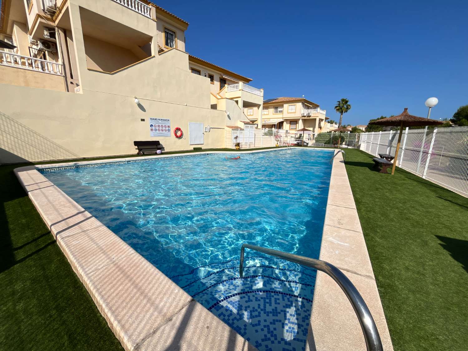 Apartamento de 2 habitaciones en la planta alta en Playa Flamenca