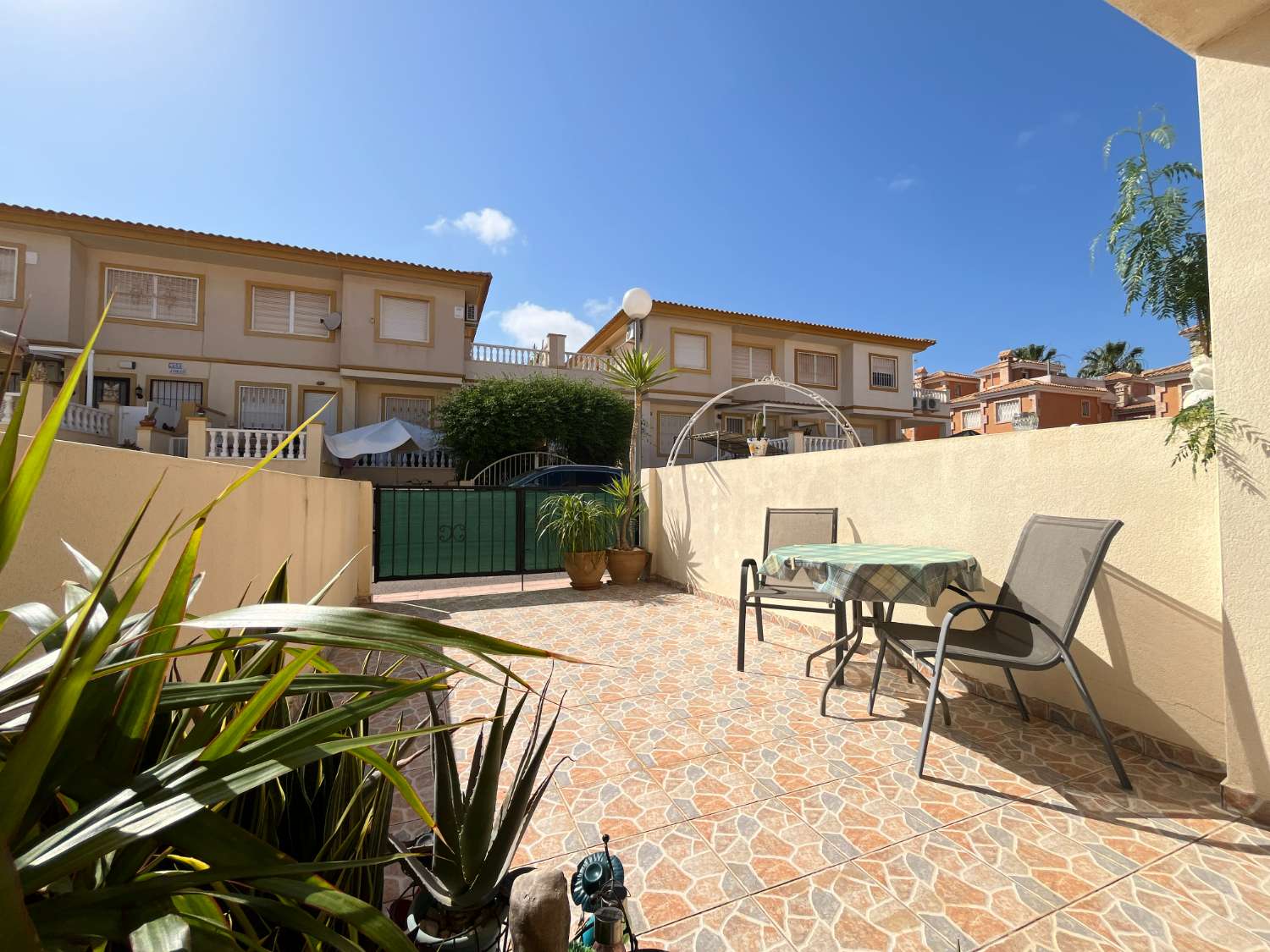 Apartamento de 2 habitaciones en la planta alta en Playa Flamenca