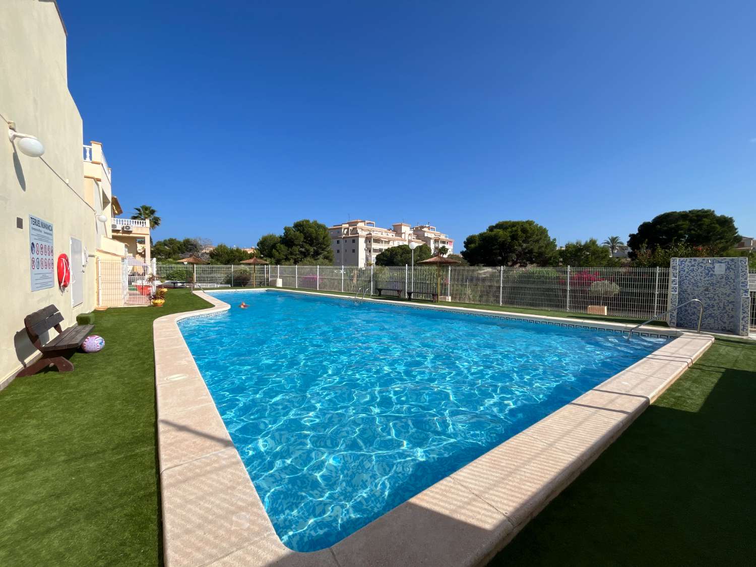 Apartamento de 2 habitaciones en la planta alta en Playa Flamenca