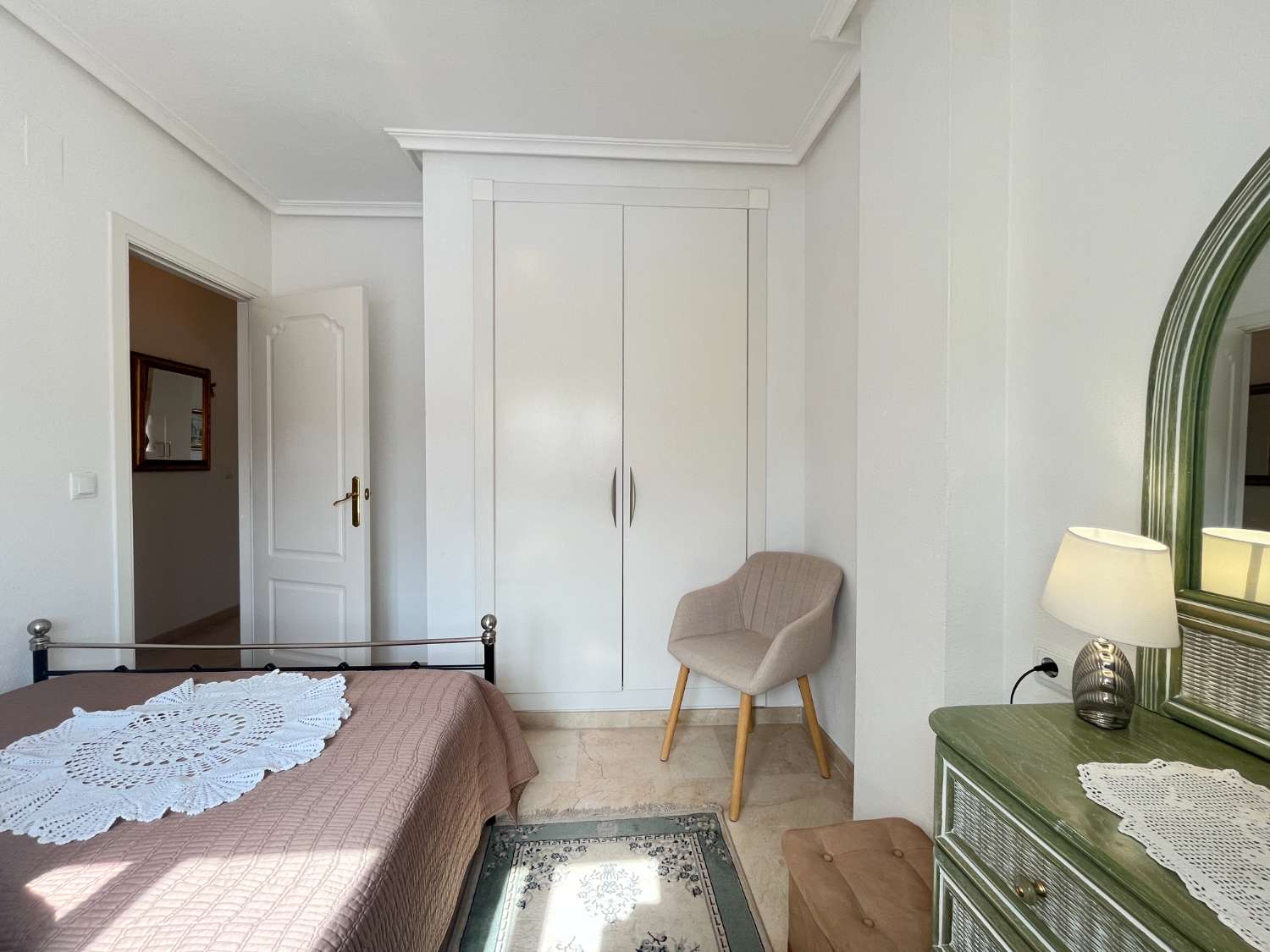 Apartamento de 2 dormitorios y 2 baños con piscina comunitaria y vistas al mar