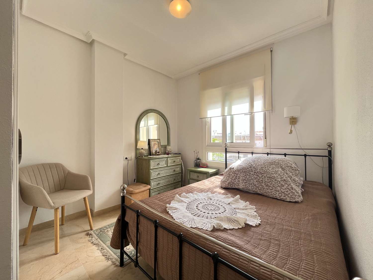 Apartamento de 2 dormitorios y 2 baños con piscina comunitaria y vistas al mar