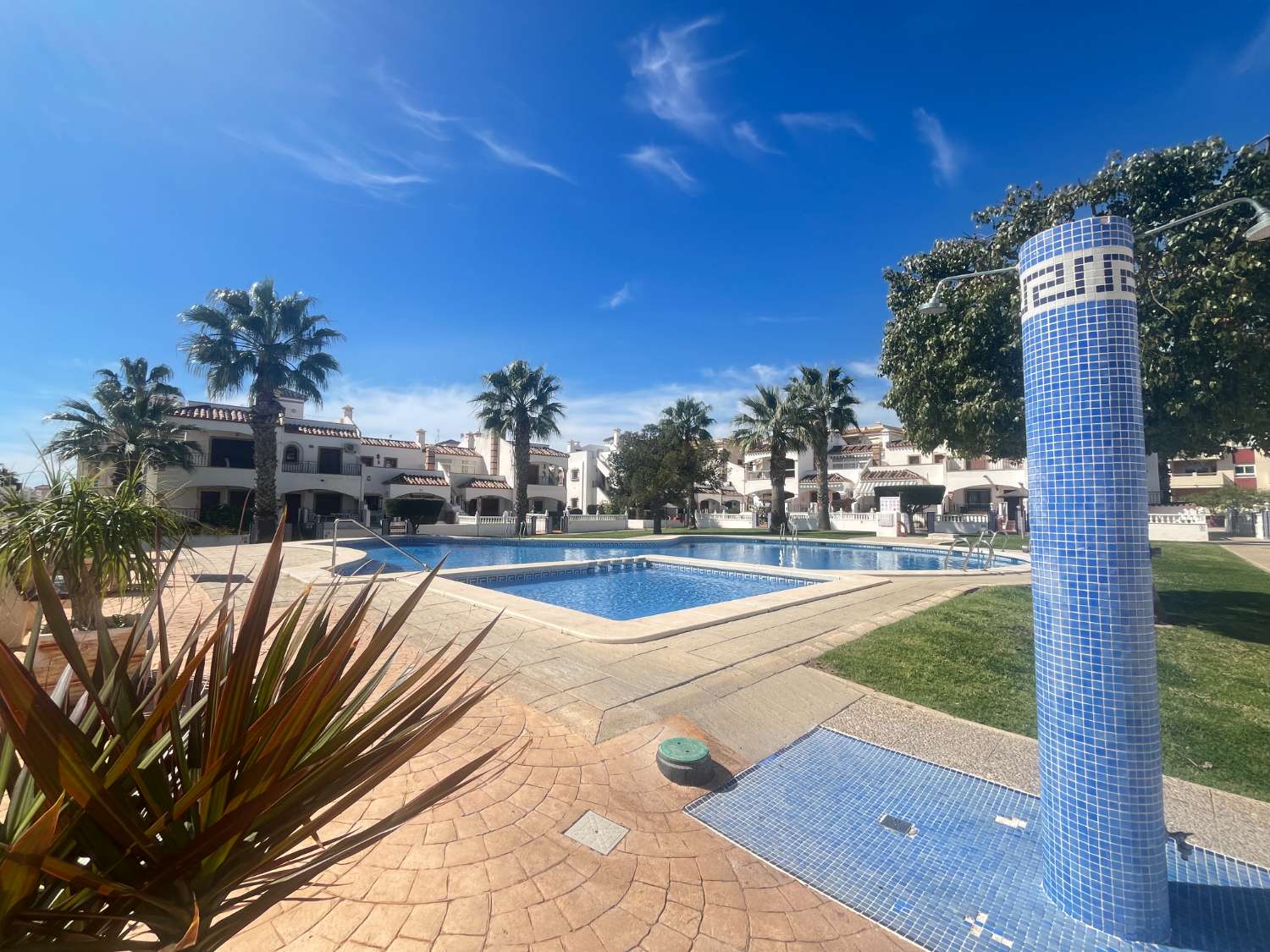 Apartamento de 2 dormitorios y 2 baños con piscina comunitaria y vistas al mar