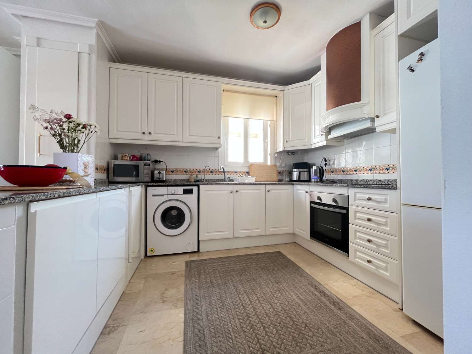 Apartamento de 2 dormitorios y 2 baños con piscina comunitaria y vistas al mar