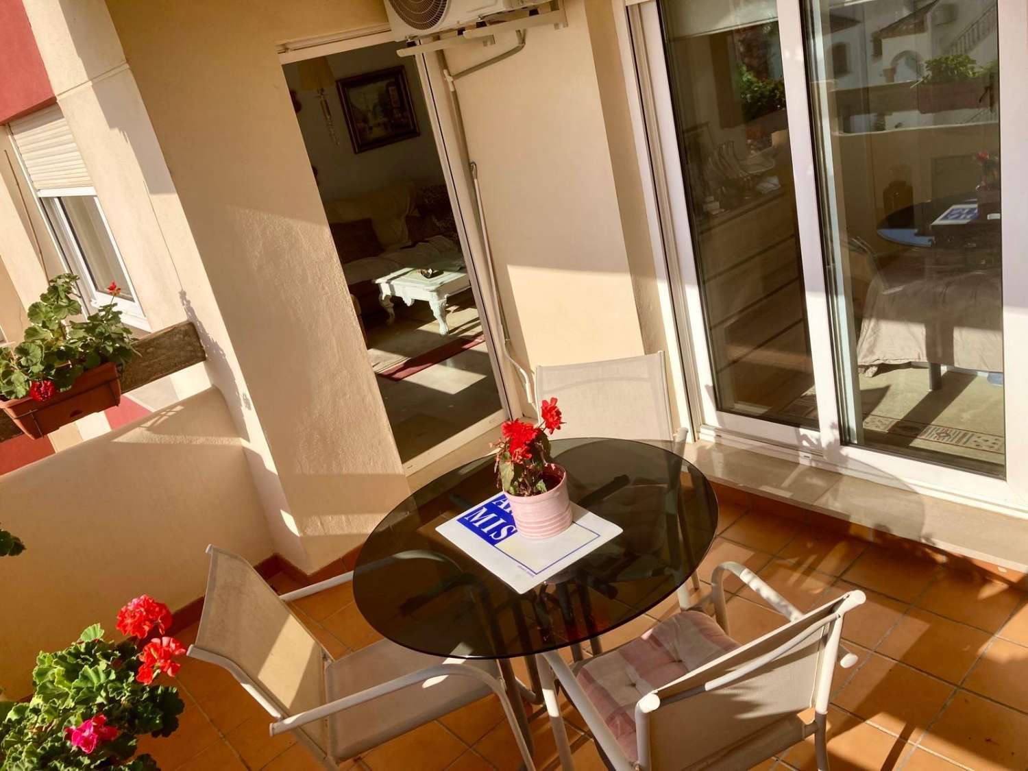 Apartamento de 2 dormitorios y 2 baños con piscina comunitaria y vistas al mar