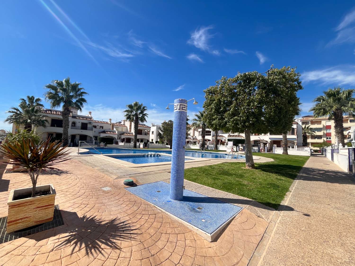 Apartamento de 2 dormitorios y 2 baños con piscina comunitaria y vistas al mar