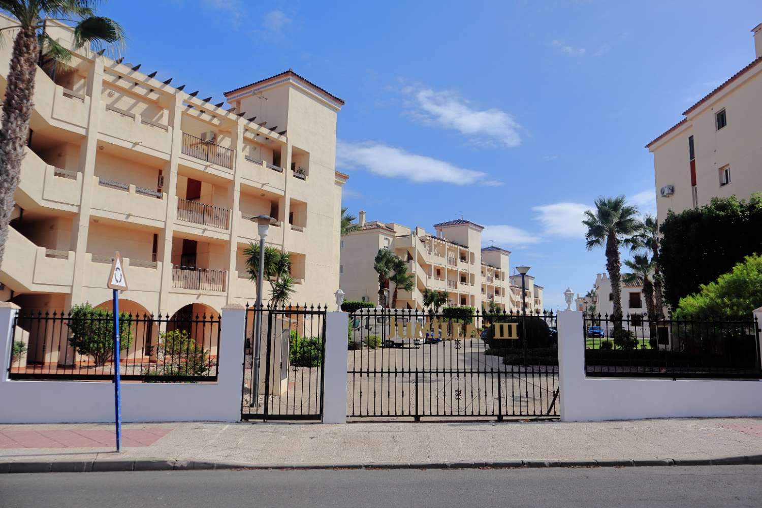 Apartamento de 2 dormitorios y 2 baños con piscina comunitaria y vistas al mar