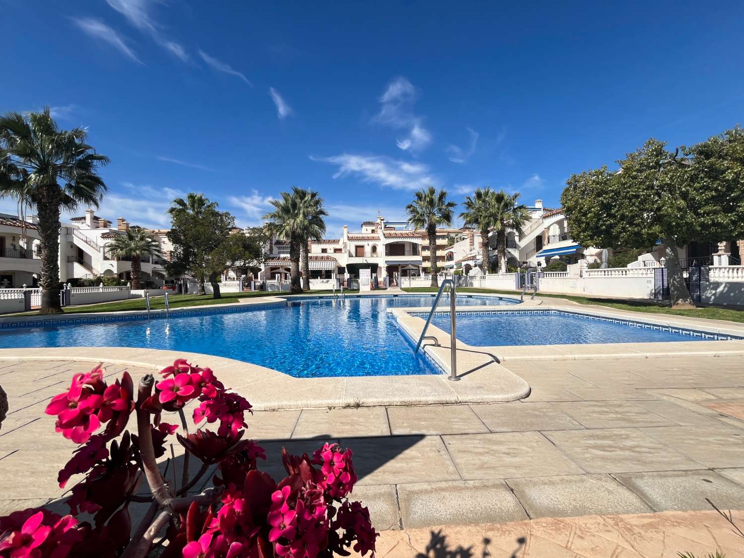 Apartamento de 2 dormitorios y 2 baños con piscina comunitaria y vistas al mar
