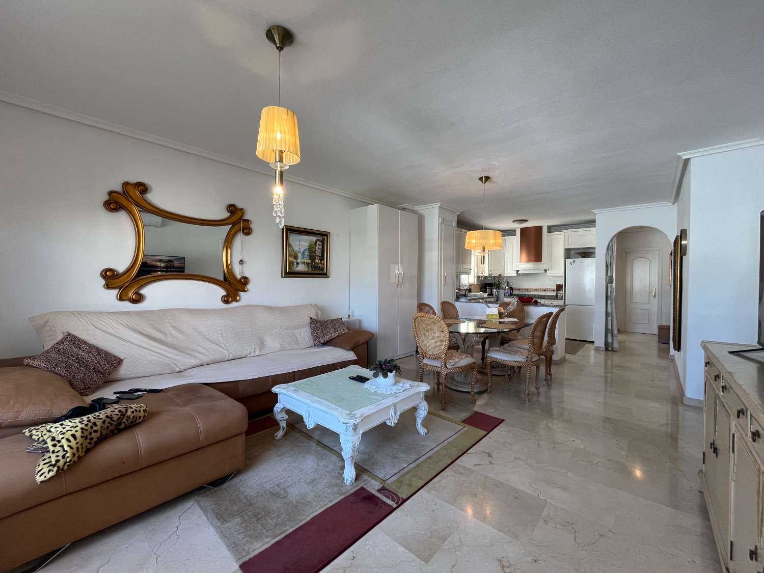Apartamento de 2 dormitorios y 2 baños con piscina comunitaria y vistas al mar