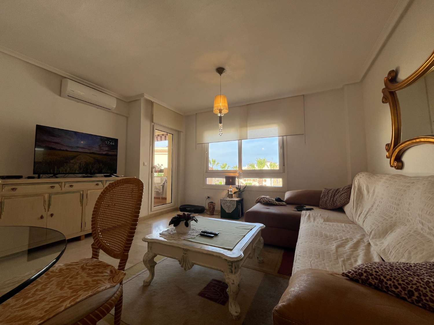 Apartamento de 2 dormitorios y 2 baños con piscina comunitaria y vistas al mar