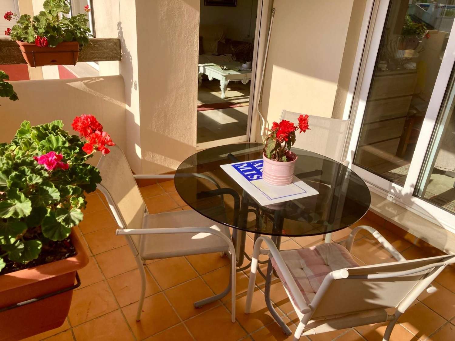 Apartamento de 2 dormitorios y 2 baños con piscina comunitaria y vistas al mar