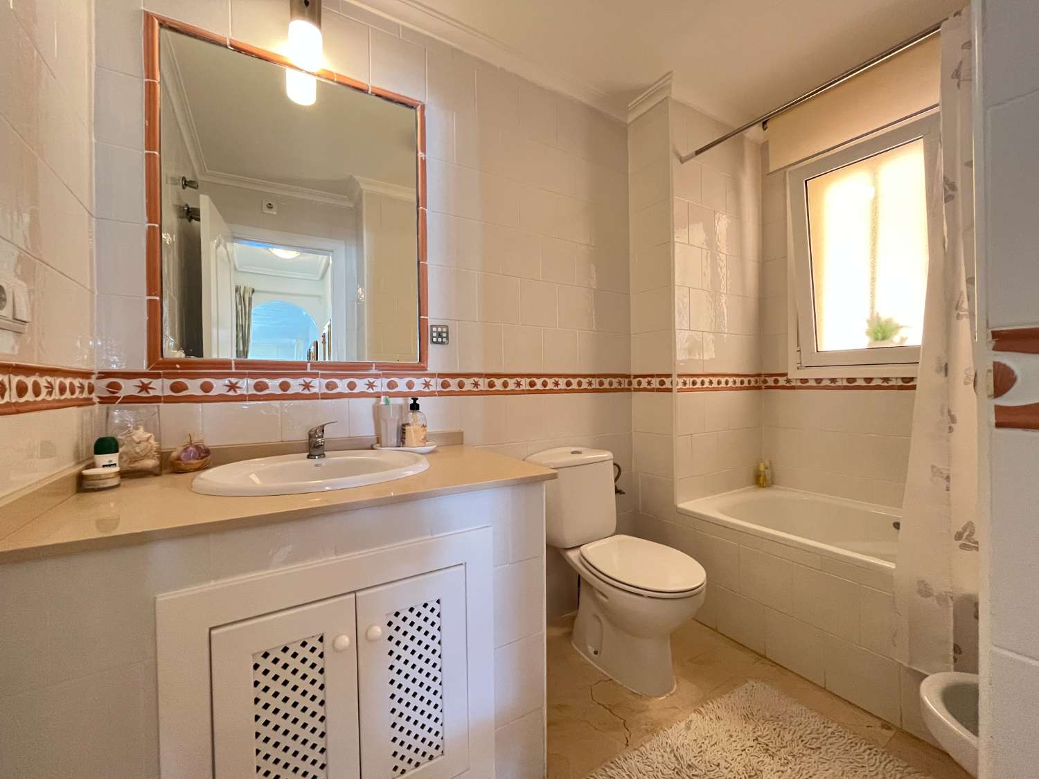 Apartamento de 2 dormitorios y 2 baños con piscina comunitaria y vistas al mar