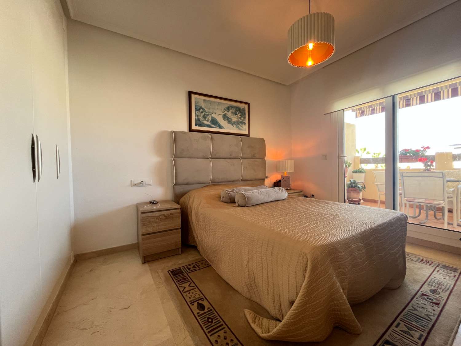 Apartamento de 2 dormitorios y 2 baños con piscina comunitaria y vistas al mar