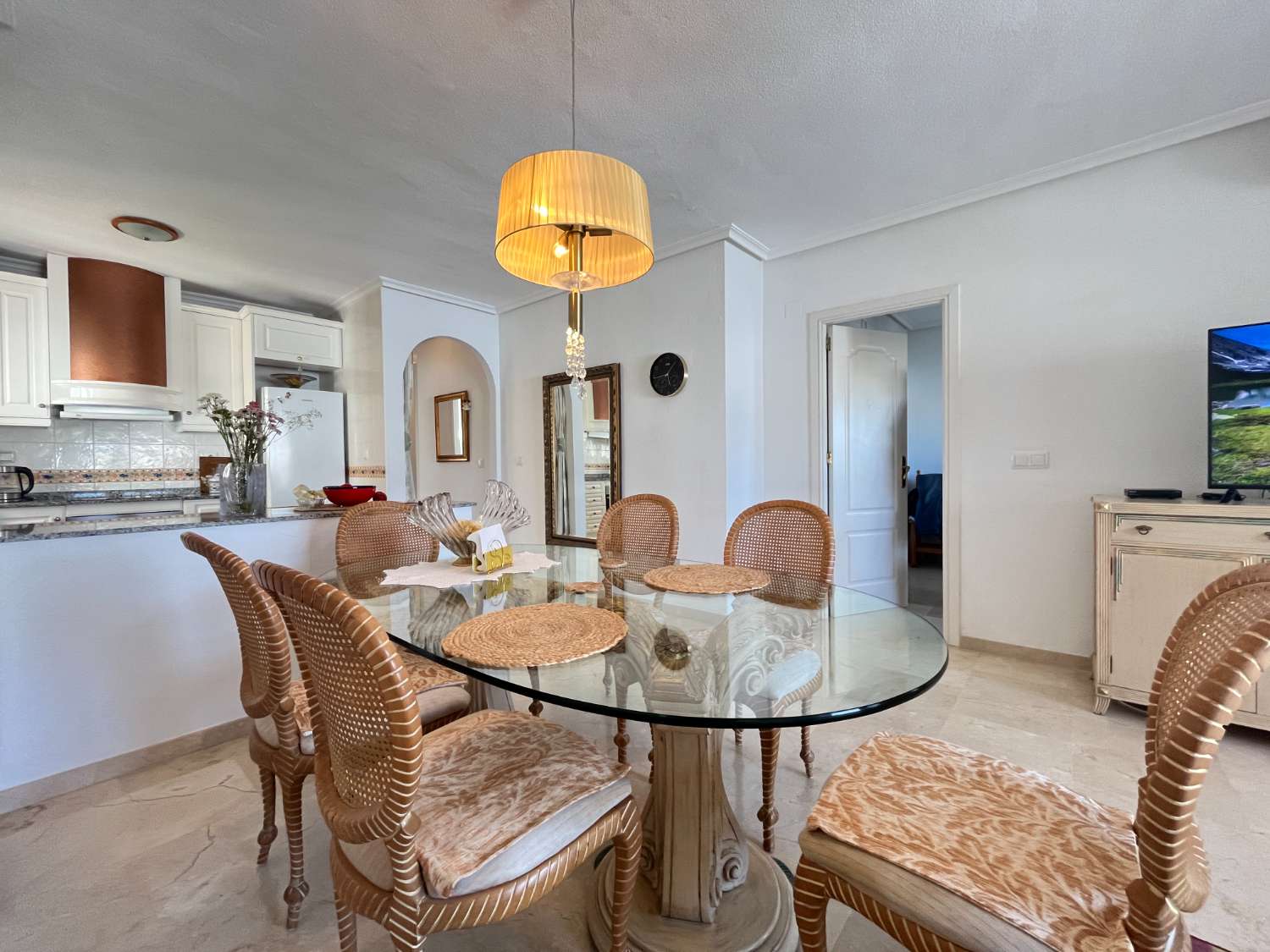 Apartamento de 2 dormitorios y 2 baños con piscina comunitaria y vistas al mar