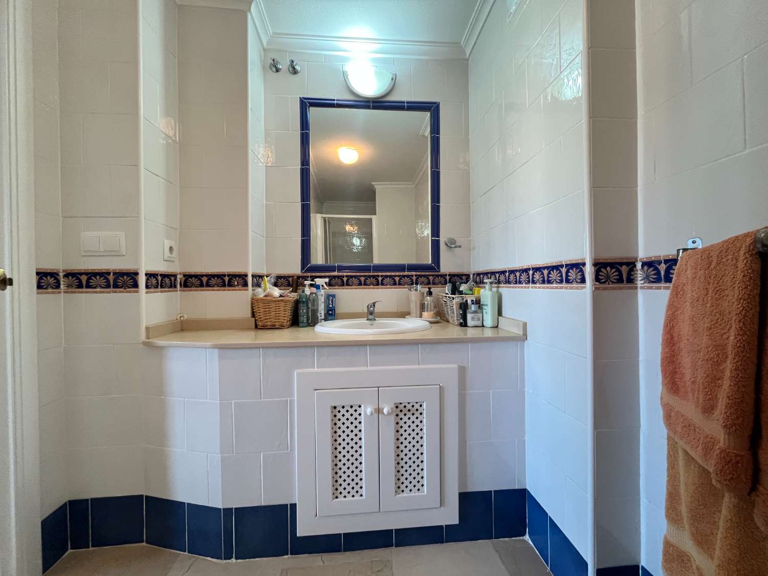 Apartamento de 2 dormitorios y 2 baños con piscina comunitaria y vistas al mar