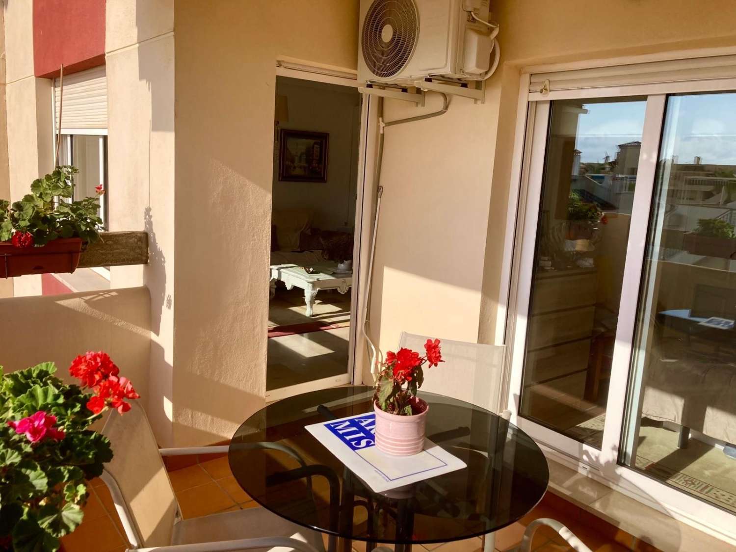 Apartamento de 2 dormitorios y 2 baños con piscina comunitaria y vistas al mar