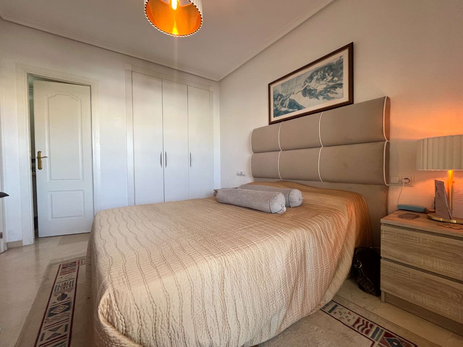 Apartamento de 2 dormitorios y 2 baños con piscina comunitaria y vistas al mar