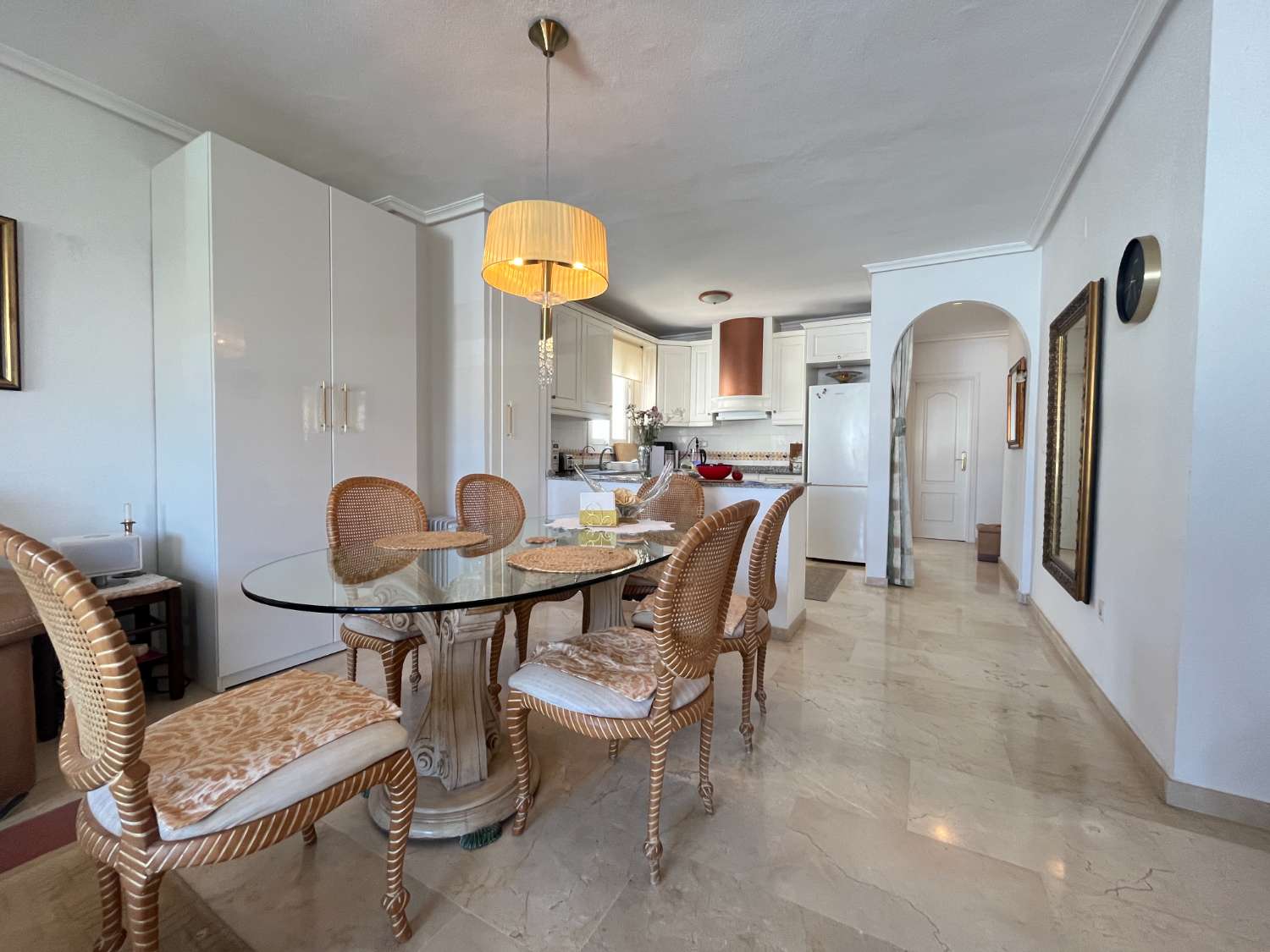 Apartamento de 2 dormitorios y 2 baños con piscina comunitaria y vistas al mar