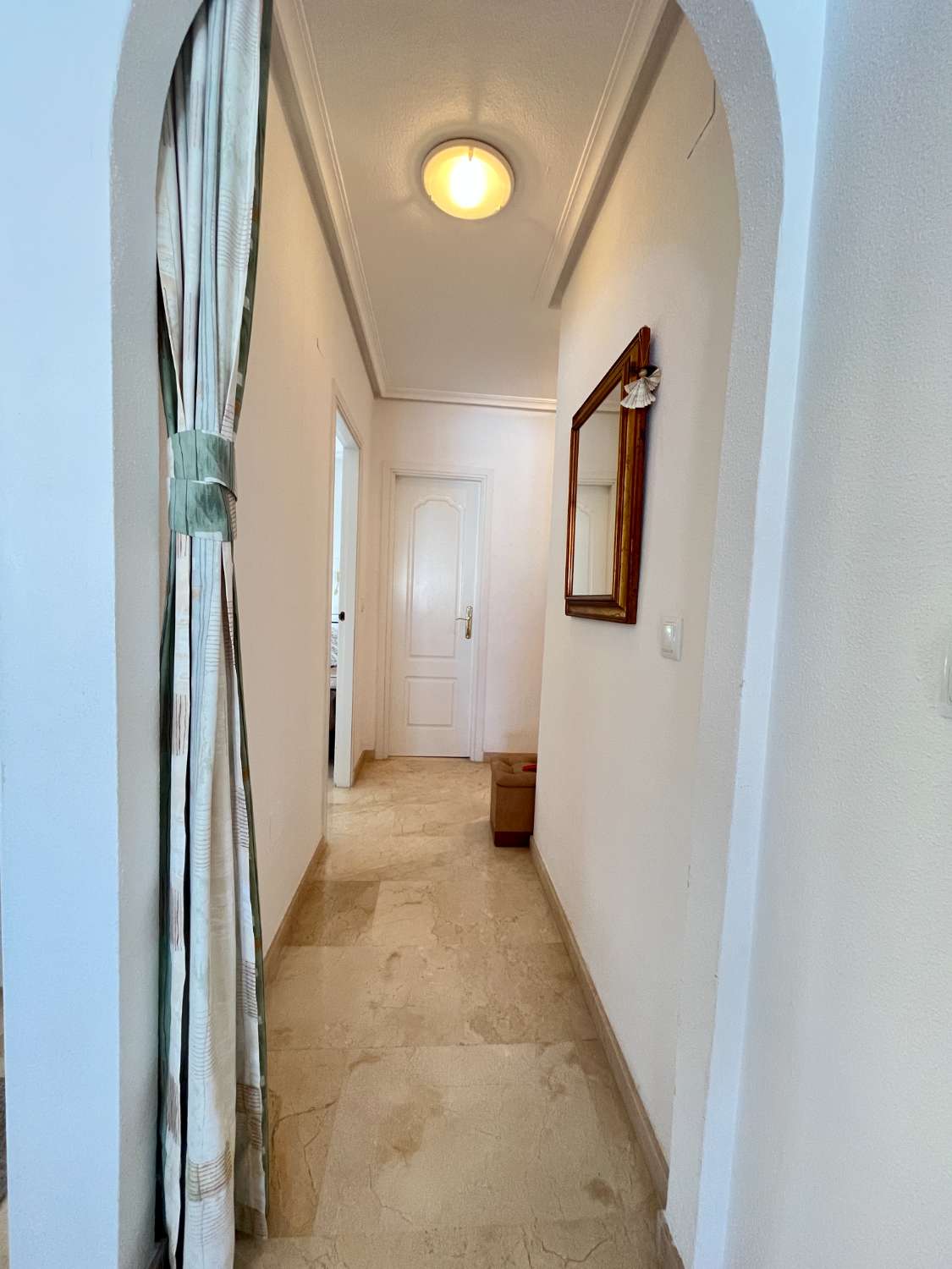 Apartamento de 2 dormitorios y 2 baños con piscina comunitaria y vistas al mar