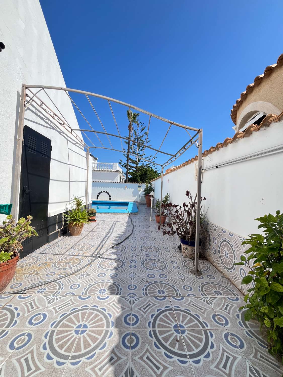 C-1186. Preciosa villa independiente con piscina privada y garaje.