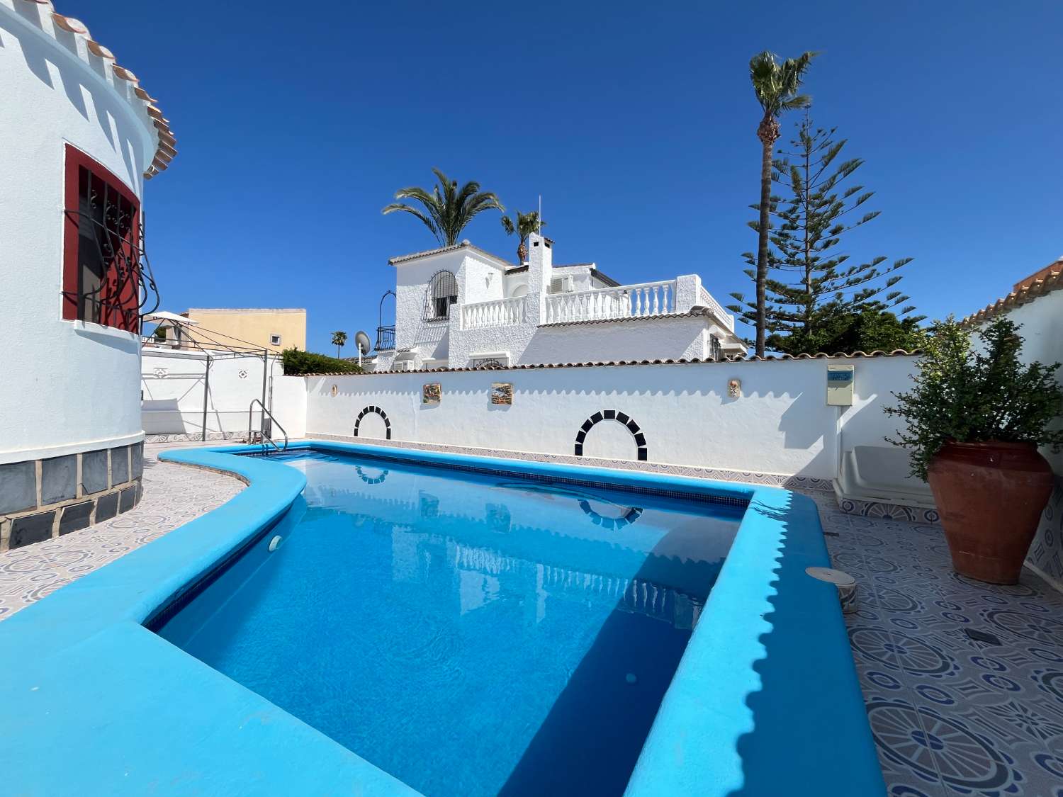 C-1186. Preciosa villa independiente con piscina privada y garaje.