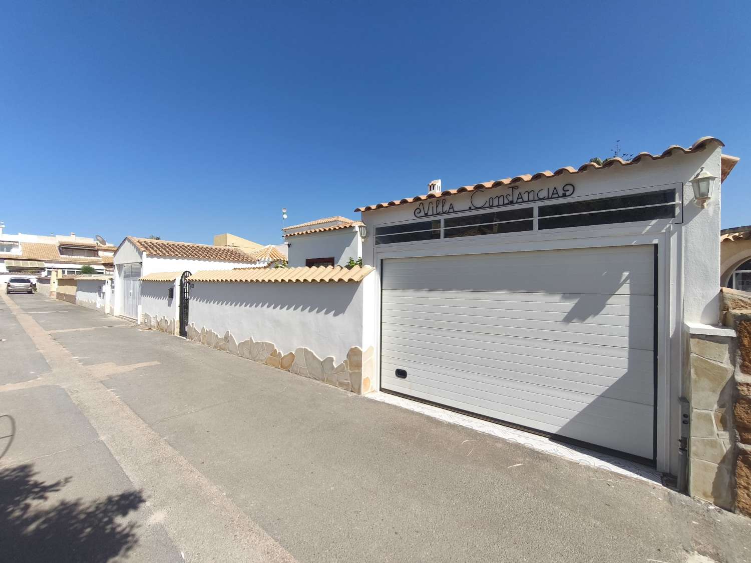 C-1186. Preciosa villa independiente con piscina privada y garaje.