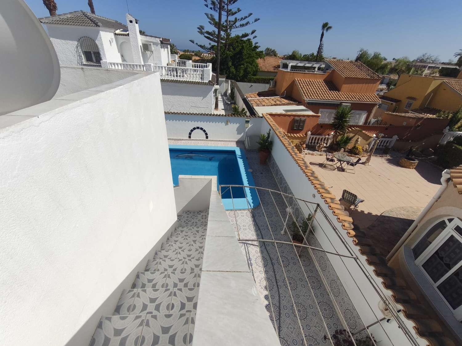 C-1186. Preciosa villa independiente con piscina privada y garaje.