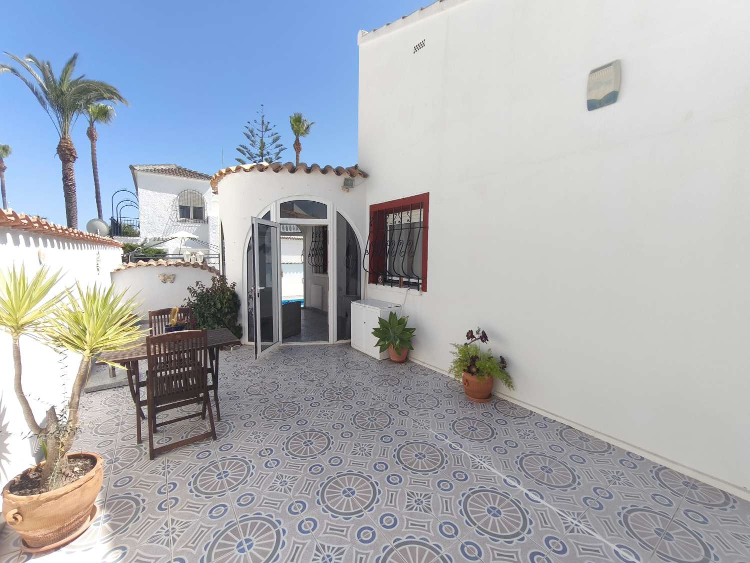 C-1186. Preciosa villa independiente con piscina privada y garaje.