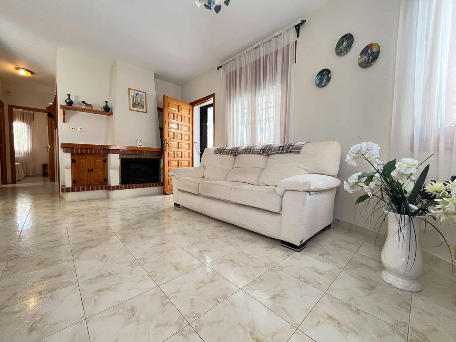 C-1186. Preciosa villa independiente con piscina privada y garaje.