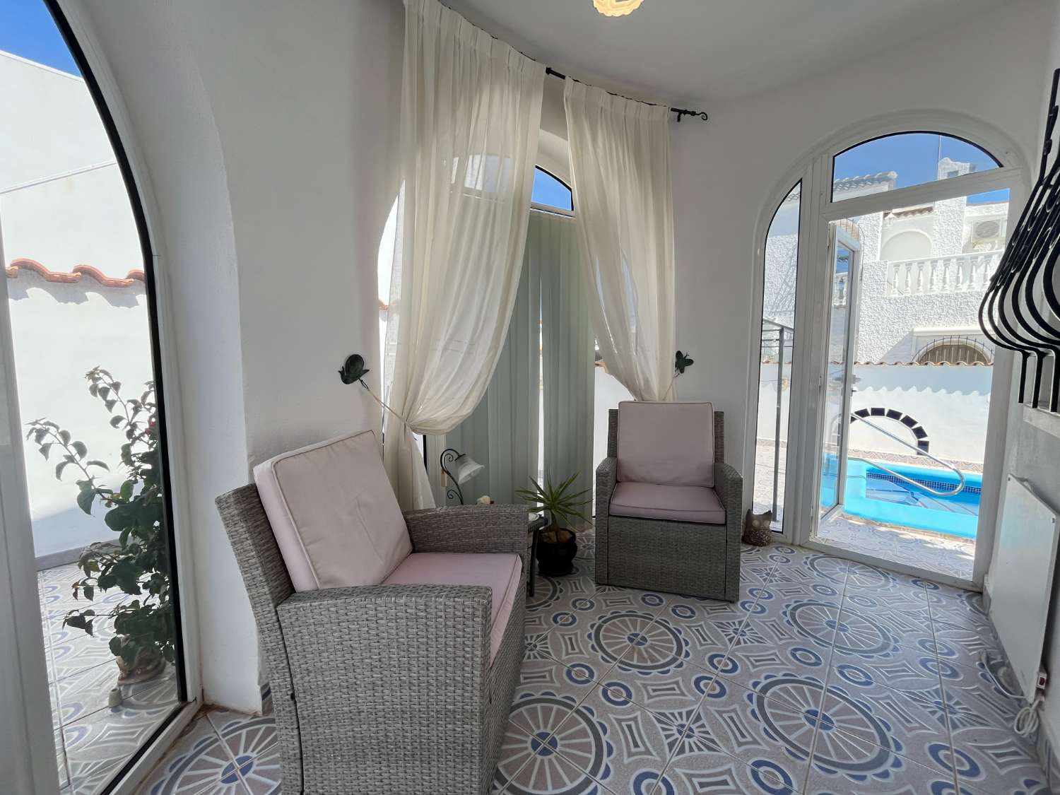 C-1186. Preciosa villa independiente con piscina privada y garaje.