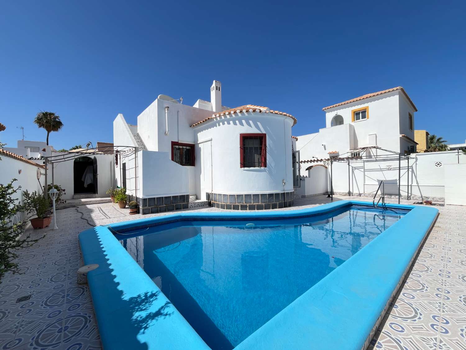 C-1186. Preciosa villa independiente con piscina privada y garaje.