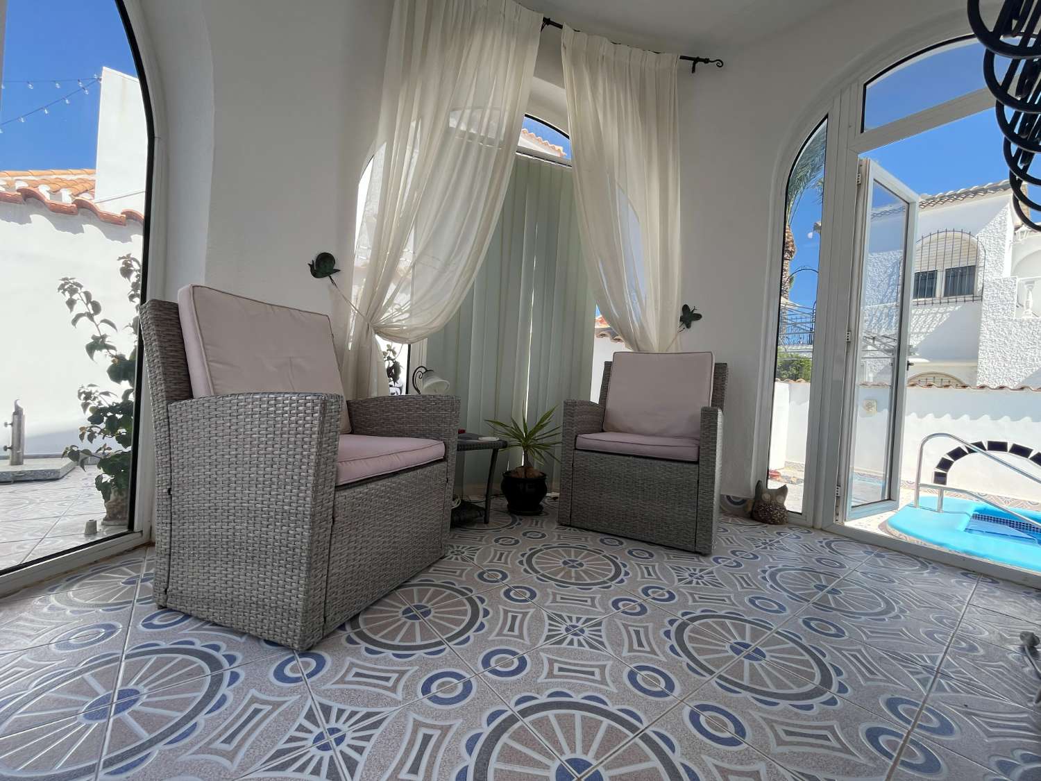 C-1186. Preciosa villa independiente con piscina privada y garaje.