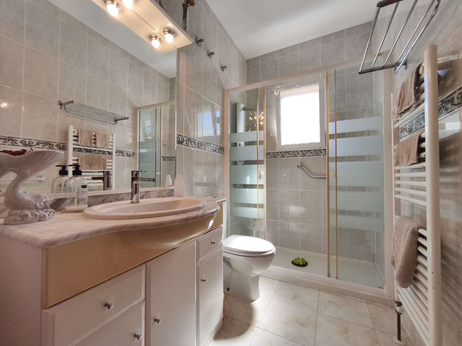 C-1186. Preciosa villa independiente con piscina privada y garaje.
