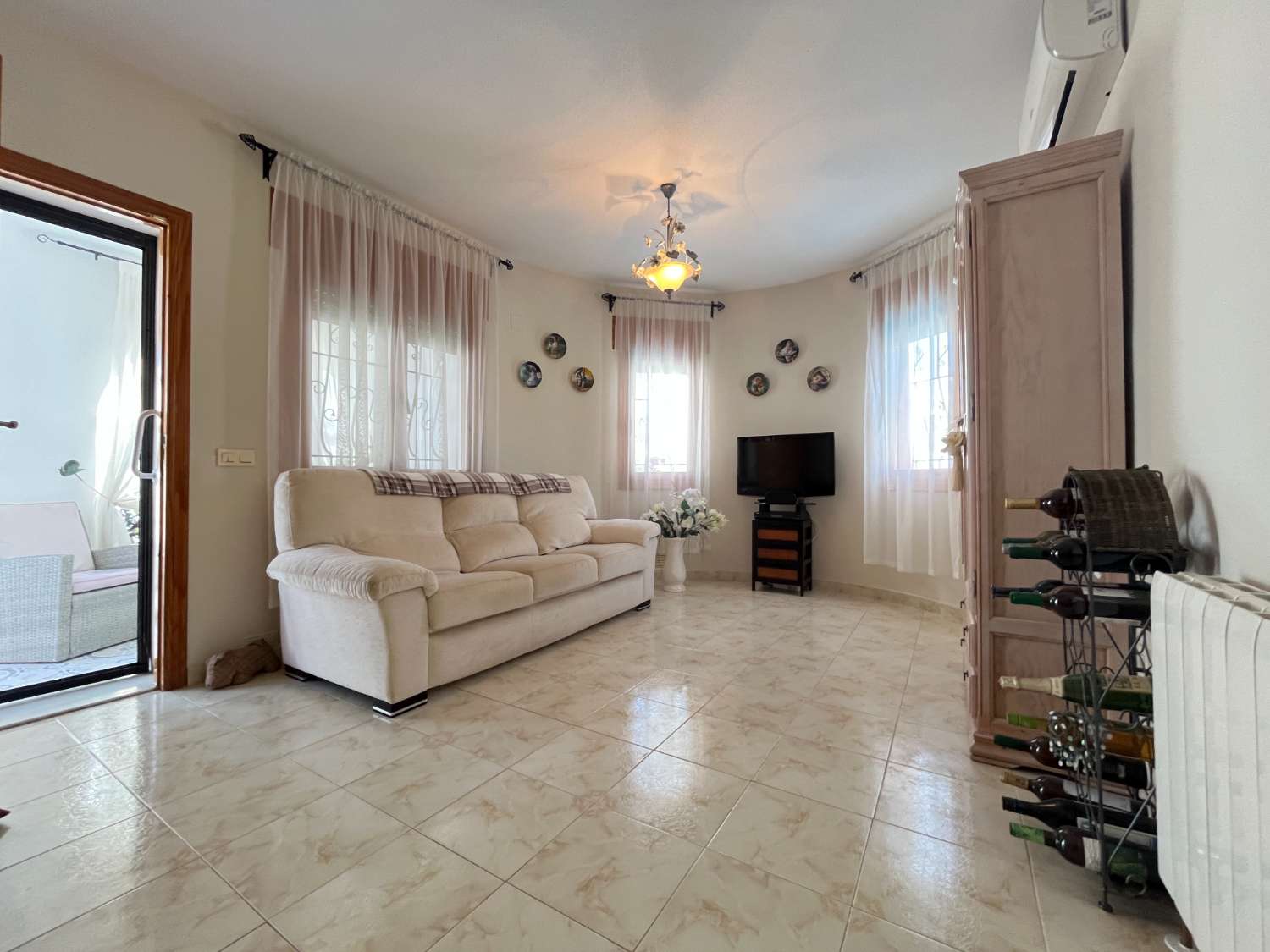 C-1186. Preciosa villa independiente con piscina privada y garaje.