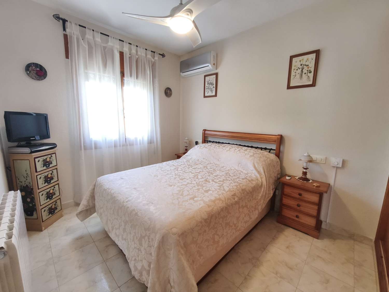 C-1186. Preciosa villa independiente con piscina privada y garaje.