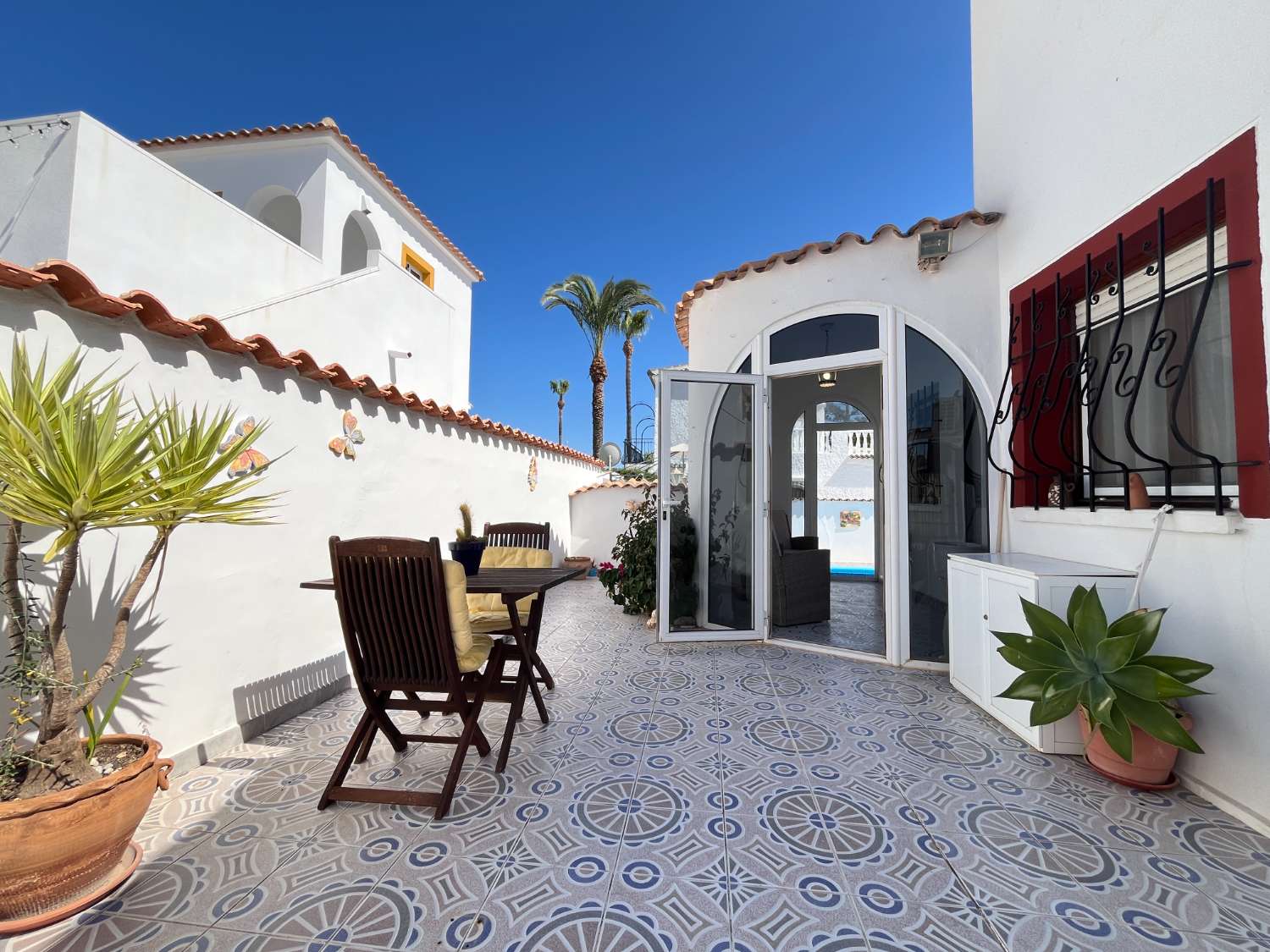 C-1186. Preciosa villa independiente con piscina privada y garaje.