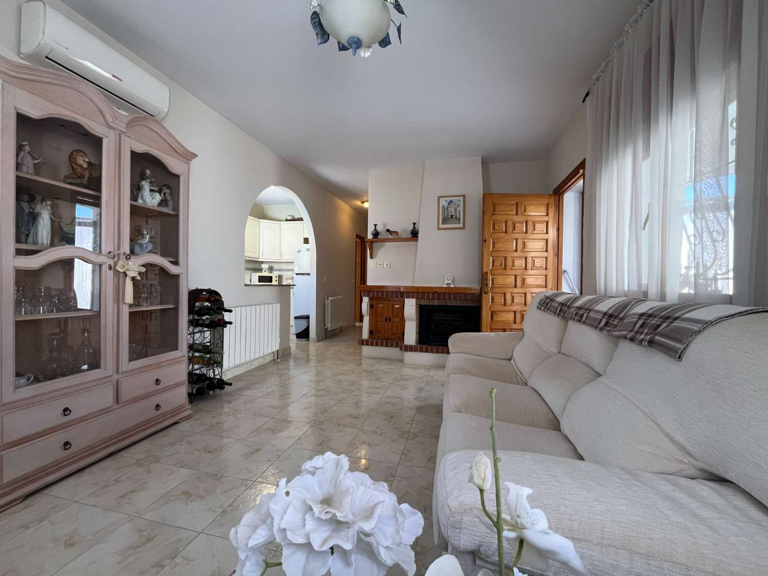 C-1186. Preciosa villa independiente con piscina privada y garaje.