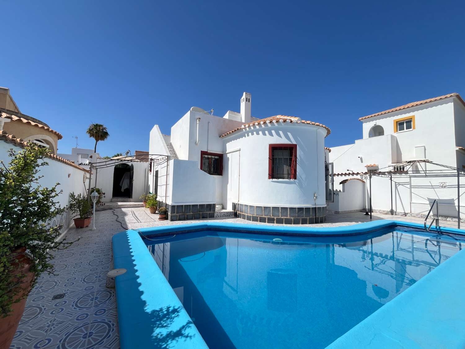 C-1186. Preciosa villa independiente con piscina privada y garaje.