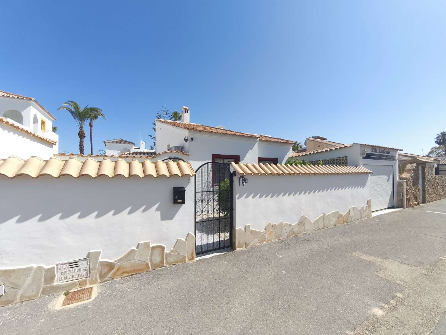 C-1186. Preciosa villa independiente con piscina privada y garaje.